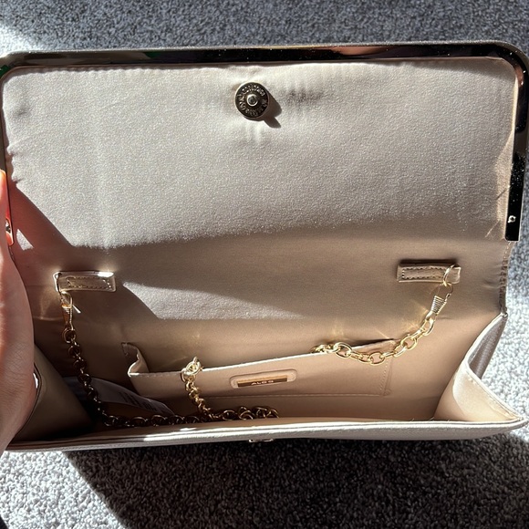 Faux snakeskin beige clutch - Picture 2 of 7